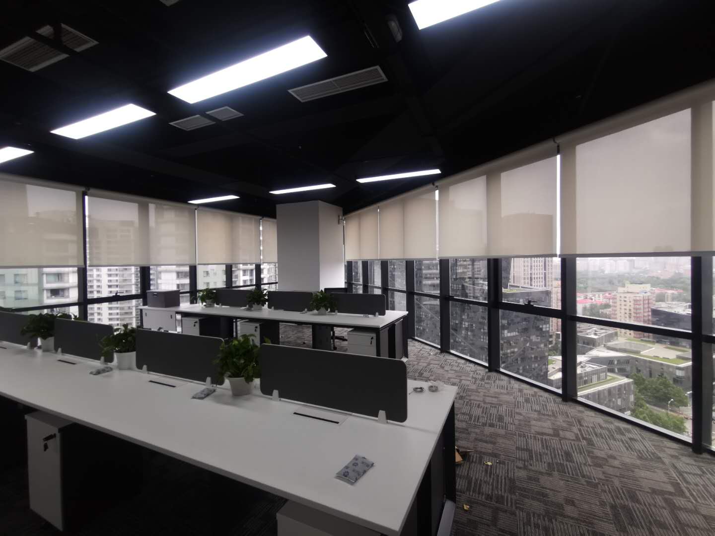 北京朝外SOHO企業(yè)辦公室半遮陽(yáng)簾定制安裝