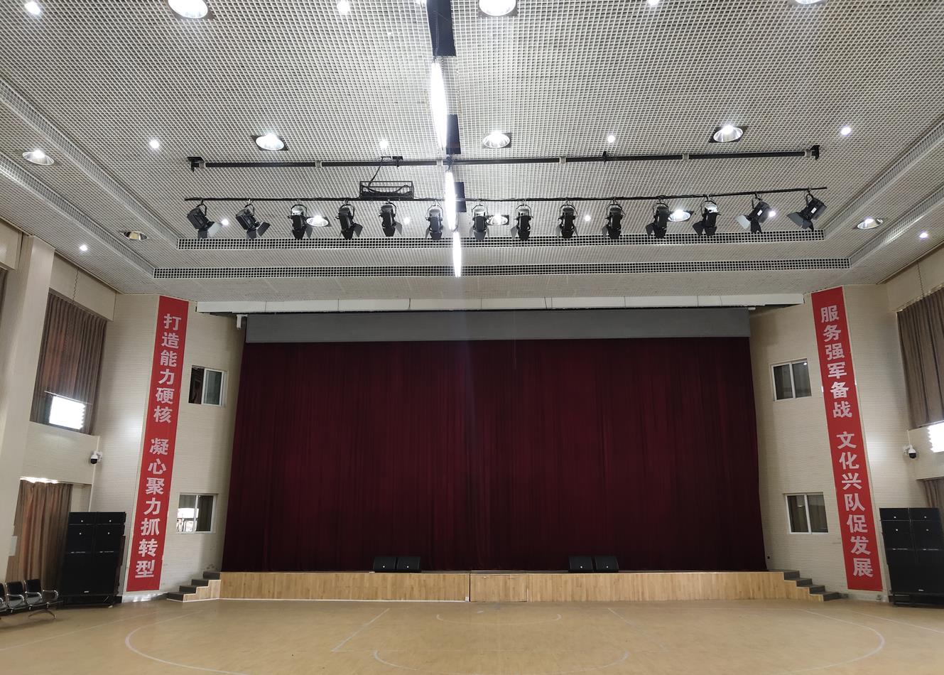 北京隆恩寺某部隊(duì)舞臺(tái)幕布安裝完工