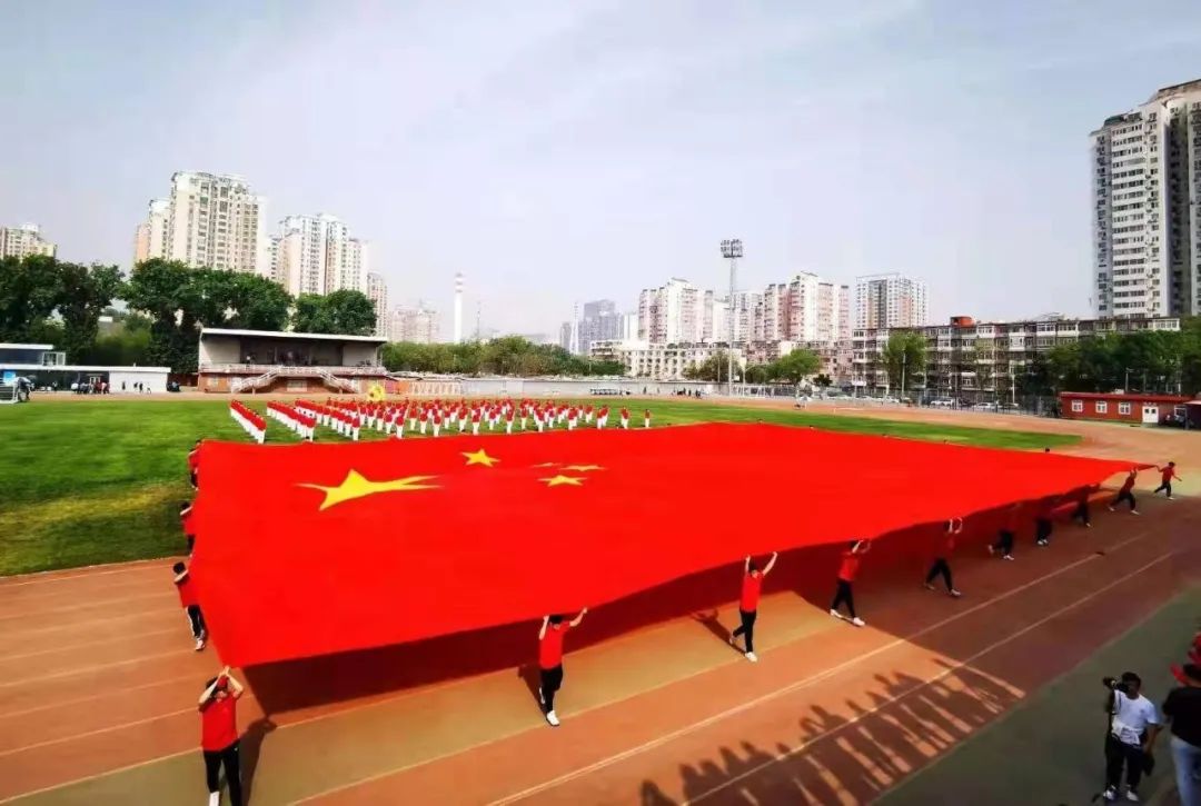 拳拳赤子心 濃濃愛(ài)國(guó)情----體育教育訓(xùn)練學(xué)院向北京洛京美簾窗簾有限公司敬贈(zèng)錦旗